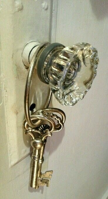 oldschool doorknob and keys
