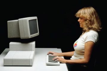 woman on apple computer